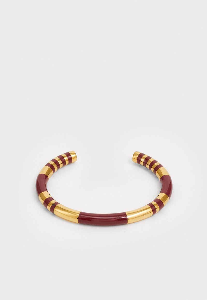 Pulseira de punho com secções alternadas em burgundy e dourado, com um acabamento suave, formato cilíndrico e padrão de riscas nas extremidades.