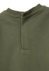 Suéter de algodón verde oliva con un cuello acanalado, que presenta un pequeño detalle de botón en la parte posterior y una textura suave y lisa.