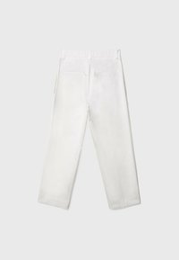 Pantalon blanc à jambes droites avec une texture lisse, doté d'une ceinture élastique et de deux poches arrière. Aucun motif ou accent prononcé visible.