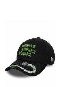 Gorra negra con el texto "Beetlejuice" bordado en verde. La visera presenta un diseño de serpiente con detalles y texturas intrincadas.