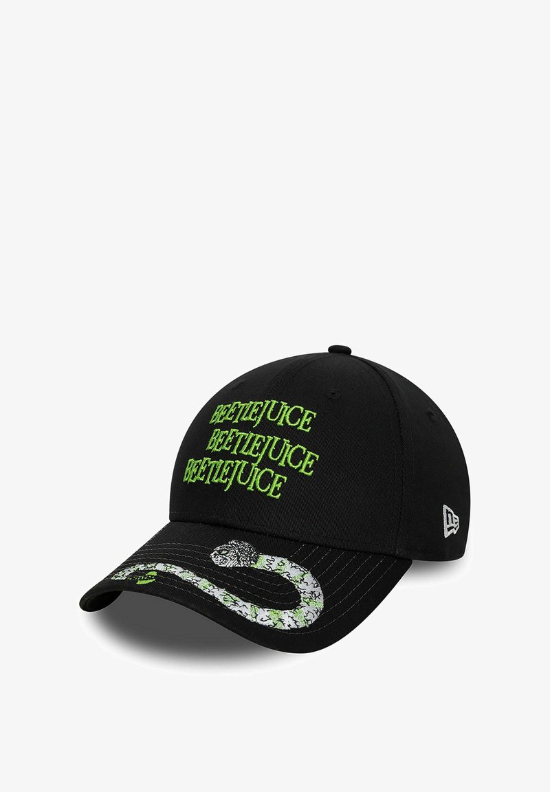 Gorra negra con el texto "Beetlejuice" bordado en verde. La visera presenta un diseño de serpiente con detalles y texturas intrincadas.