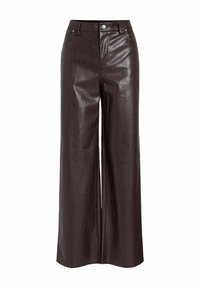 Pantalon large en simili cuir marron avec une taille haute, fermeture à bouton en métal, poches avant et une texture lisse et brillante.