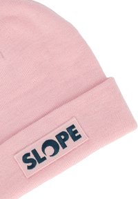 Vaaleanpunainen neulottu pipo, jossa on käännetty reunus ja suorakulmainen merkki, jossa on sana "SLOPE" tummansinisellä. Pehmeä pinta, yksinkertainen muotoilu.