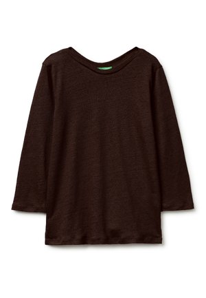 Donkerbruin, langärmelig shirt met ronde hals en een eenvoudig ontwerp, plat gelegd op een witte achtergrond.