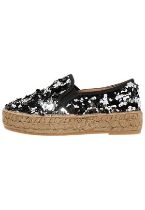 Espadrille noire à enfiler avec une semelle épaisse en jute tressé et des sequins noirs et argentés brillants couvrant le tissu supérieur.