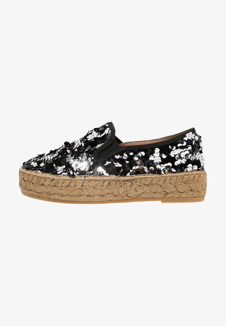 Espadrille noire à enfiler avec une semelle épaisse en jute tressé et des sequins noirs et argentés brillants couvrant le tissu supérieur.