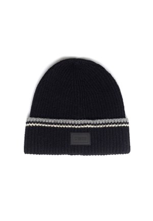Černá pletená čepice s ohrnutým lemem, která má šedý a bílý pruhovaný vzor a na přední straně obdélníkovou černou značkovou nášivku.