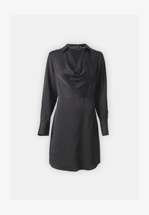 Fekete, cowl-nyakú ruha sima anyagból, hosszú ujjakkal és gombos mandzsettával. Tailorált fazon, laza illeszkedéssel.