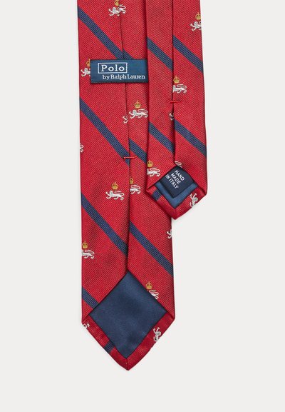 Cravate rouge ornée de rayures diagonales bleu marine, petits lions brodés avec des couronnes, et une étiquette indiquant "Polo by Ralph Lauren." Fabriquée à la main en Italie.