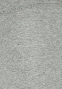Tela de algodón gris claro con un acabado suave y ligeramente texturizado. Presenta un tejido uniforme con sutiles variaciones en el color.
