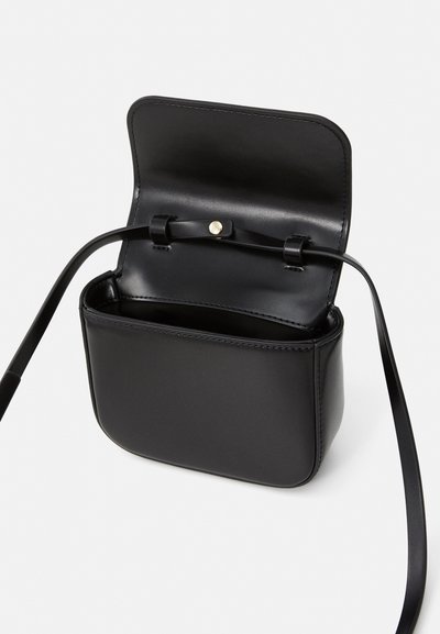 Zwarte leren crossbody tas met een rechthoekige vorm, klep-sluiting en gouden hardware accenten. Gladde textuur en verstelbare schouderband.
