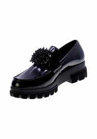 Loafer in vernice nera con suola spessa, caratterizzato da una grande decorazione in perle nere sul davanti. Texture liscia e forma arrotondata.