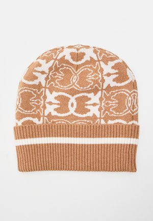 Bonnet tricoté marron et blanc avec un motif géométrique et un bord-côte orné de deux bandes horizontales blanches.