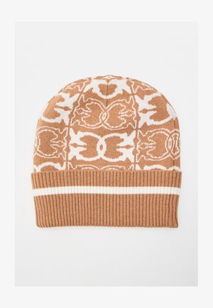 Gorro de punto marrón y blanco con un patrón geométrico y puño acanalado que presenta dos franjas horizontales blancas.