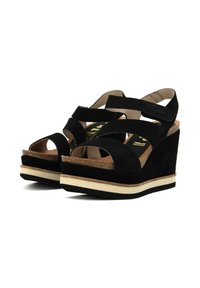 Sandali a zeppa in suede nero con molteplici cinturini aperti, una soletta in sughero e una piattaforma stratificata con suola di colore crema.