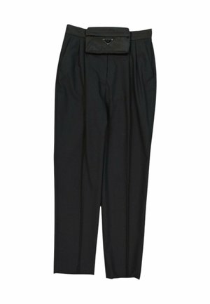 Pantalones negros de talle alto y corte ajustado con una bolsa rectangular frontal adherida que presenta un pequeño parche de logo triangular.