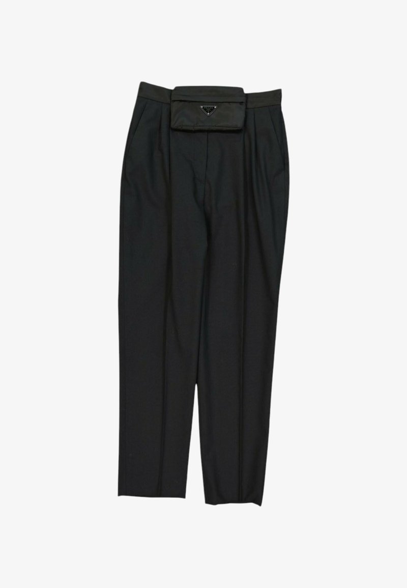 Pantalon noir taille haute sur mesure avec une pochette rectangulaire attachée à l'avant présentant un petit écusson logo triangulaire.