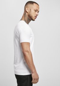 Urban Classics FITTED STRECH TEE - Jednoduché tričko - white