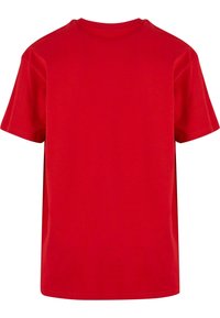 Camiseta de algodón roja con cuello redondo clásico, mangas cortas y dobladillo recto. Textura suave, sin patrones ni acentos visibles.
