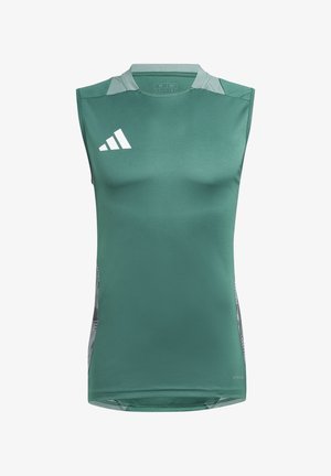 Maglietta sportiva verde senza maniche con accenti grigi chiari sulle spalle e logo Adidas sul petto, progettata per traspirabilità e prestazioni.
