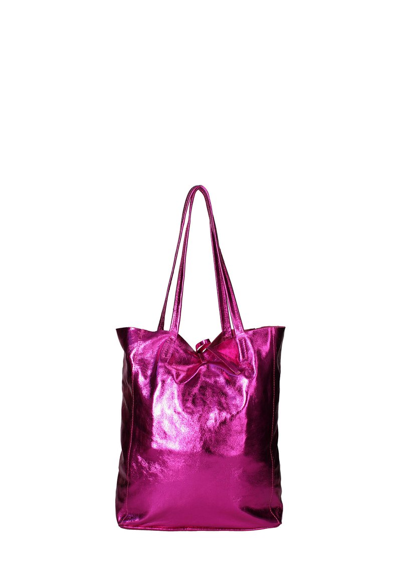 Roze metallic totebag met twee lange hengsels en een zachte, glanzende textuur; heeft een strikdetail in het midden aan de bovenkant.