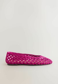 Chaussure plate pour femme avec un motif tissé rose vif et une semelle noire, présentée de profil sur fond neutre.