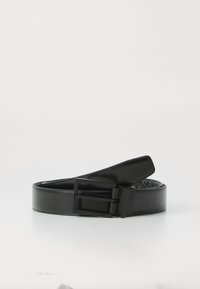 Svart lærbelte med glanset overflate, med en matte svart rektangulær spenne og et teksturert mønster på innsiden.