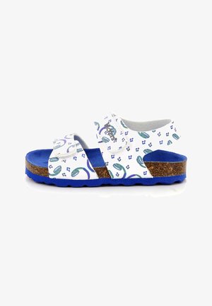 Sandalias blancas con acentos azules, que presentan un diseño estampado de elementos verdes y azules. Suela de tipo corcho para mayor comodidad y agarre.