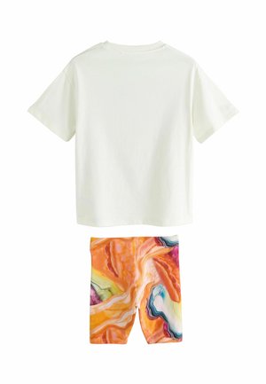 Bavlnené tričko v off-white farbe skombinované s farebnými šortkami s abstraktným vzorom, ktoré majú víry v oranžovej, ružovej a modrej farbe.