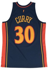 Mörkblå baskettröja med röda sidopaneler, gula accenter och nättextur. Har "CURRY" och nummer "30" i fet stil.