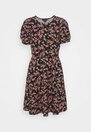 Robe noire à manches courtes avec imprimé floral rose et rouge, encolure ronde, taille cintrée et jupe longueur genou.