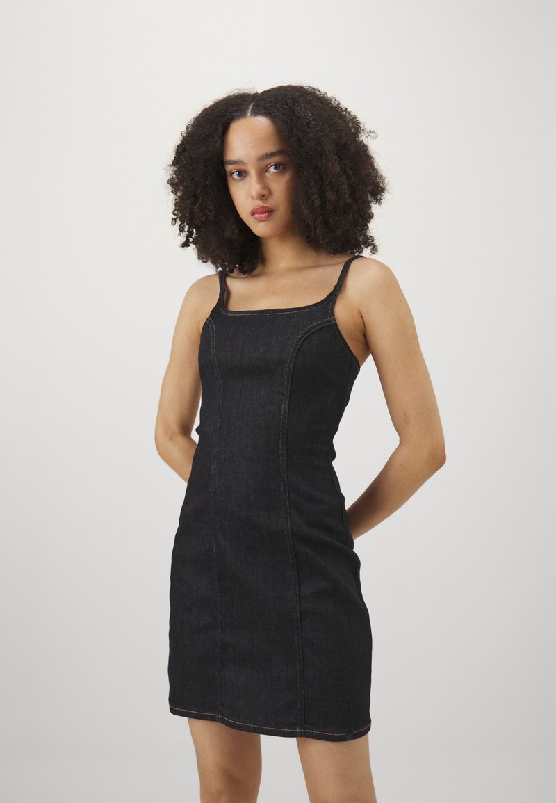 Vestido de ganga preto com alças finas, design ajustado, detalhes de costura subtil, até aos joelhos e textura suave.