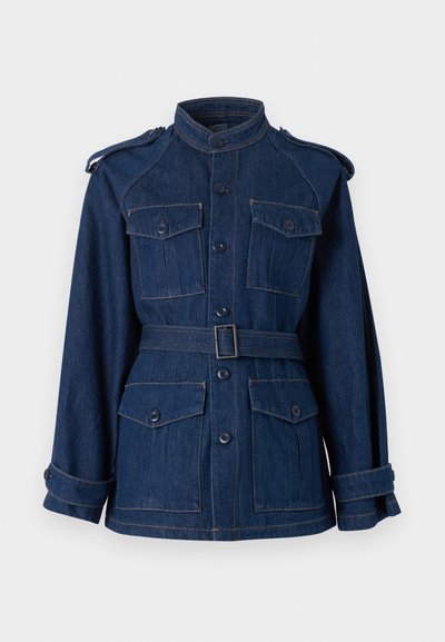 Σκούρο μπλε jean μπουφάν με όρθιο γιακά, εμπρός με κουμπιά, ζώνη στη μέση, τέσσερις εμπρόσθιες τσέπες με κουμπιά και ρυθμιζόμενα λουράκια και μανσέτες με κουμπιά.