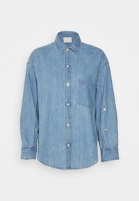 Denimskjorta i ljusblått, med långa ärmar, knappstängning fram, spetsig krage, en bröstficka och knappade manschetter.