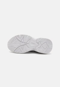 Suola di scarpa atletica bianca con un motivo testurizzato, caratterizzata da scanalature e creste multidirezionali per una migliore trazione. Realizzata in materiale gommoso resistente.