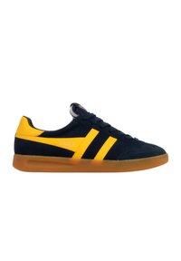 Baskets basses noires et jaunes avec semelle en gomme, lacets à l'avant, et bandes jaunes sur les côtés, sur fond blanc.