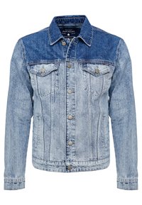 Denim takki, jolla on haalistunut vaaleansininen pinta, tumma sininen hartiapaneeli, hopeiset yksityiskohdat, rintataskut ja klassinen kaulustyyli.