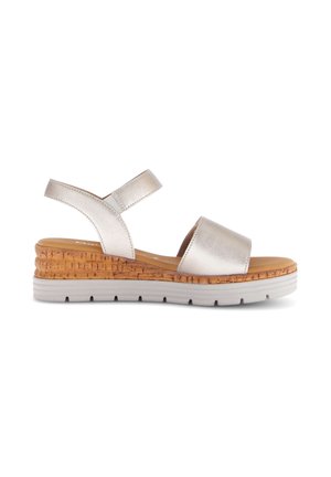 Damen-Sandalette in metallischem Beige mit offenem Zehenbereich, zwei Riemen, gepolstertem Kork-Keilabsatz und weißer, profillierter Gummisohle, Seitenansicht.