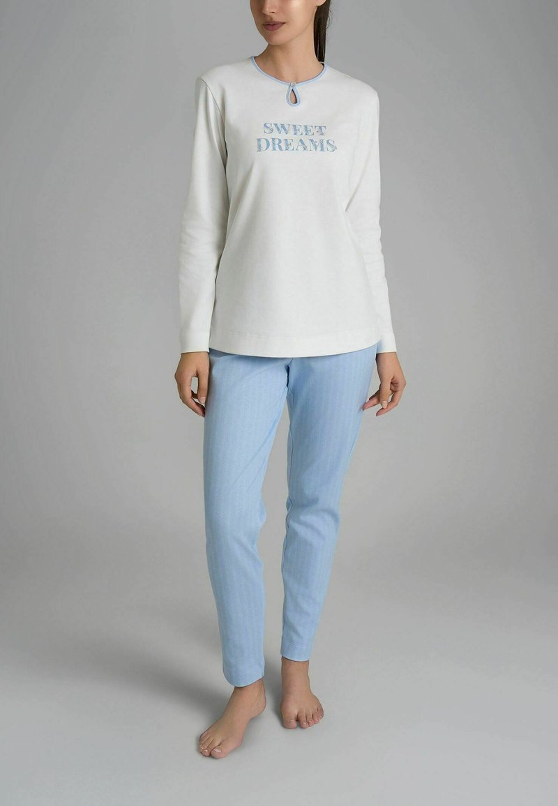 Maglione grigio chiaro a maniche lunghe con la scritta "SWEET DREAMS" in blu, abbinato a pantaloni a righe blu chiaro. Tessuto morbido, vestibilità casual e scollatura rotonda.