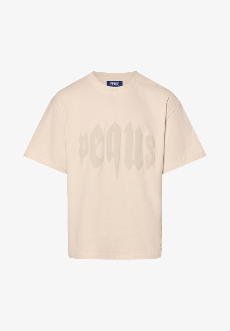 T-shirt beige à manches courtes avec le texte "pequs" en gros caractères stylisés sur la poitrine et un col rond.