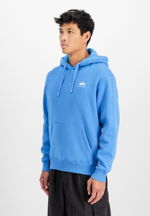 Sweat à capuche bleu en tissu mélangé coton, avec cordon de serrage, poche kangourou et petit logo sur la poitrine. Poignets simples côtelés.