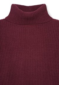 Maglione a collo alto in maglia bordeaux con una texture a costine, caratterizzato da un alto collo e una vestibilità comoda, progettato per calore e comfort.