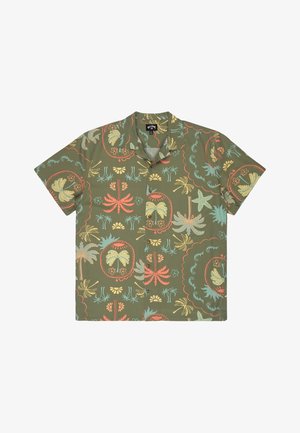 Koszula z krótkim rękawem w oliwkowej zieleni z tropikalnym wzorem kolorowych palm i kwiatów; materiał wygląda na lekki i gładki.