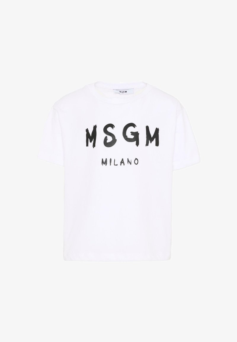 Maglietta bianca a maniche corte con la scritta nera in grassetto "MSGM" e il testo più piccolo "MILANO" stampati sulla parte anteriore.