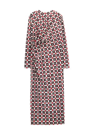 Sukienka midi z długim rękawem w geometryczny wzór kwadratów w kolorach czerwonym, czarnym i białym, z drapowaniem po bokach na jednolitym tle.
