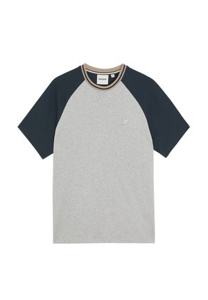 T-shirt in cotone grigio con maniche raglan blu navy e colletto a coste marrone a contrasto. Presenta un piccolo logo sul petto.