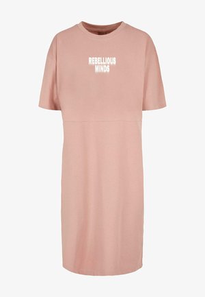 Rozā kokvilnas kleita ar īsām piedurknēm, ar apaļu dekoltē un ar baltu tekstu "REBELLIOUS MINDS" drukātu priekšā. Vienkāršs, brīvs piegriezums.