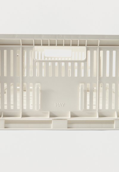 Caja de almacenamiento rectangular de plástico blanco con ranuras verticales y un recorte para asa, con la marca "HAY" en el lateral.