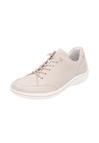 Sneaker en cuir beige clair avec un design à lacets, surface texturée, semelle blanche et un logo subtil sur le côté.