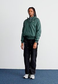 Nike Sportswear SPORTSWEAR CLASSIC WOVENS - Vetrovka - vintage green/white